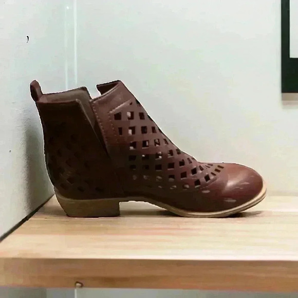 JC Women's Size 6.5 Brown Cut-Out Slip-On Booties. Excellent Condition. - Picture 2 of 3